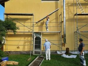 realizando trabajo de pintura de fachadas en Bilbao